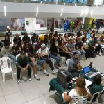 Decenas de personas esperan en una sala para inscribirse en el registro de votantes, en el centro de inscripción habilitado en por un día en el Centro Comercial de San Patricio en San Juan, Puerto Rico. EFE/Esther Alaejos