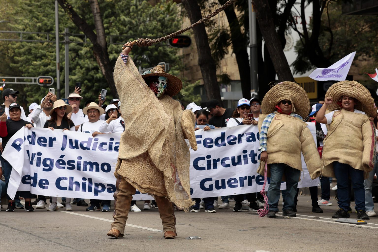 Miles de personas protestan en contra de la reforma judicial este martes, en Ciudad de México (México). EFE/José Méndez