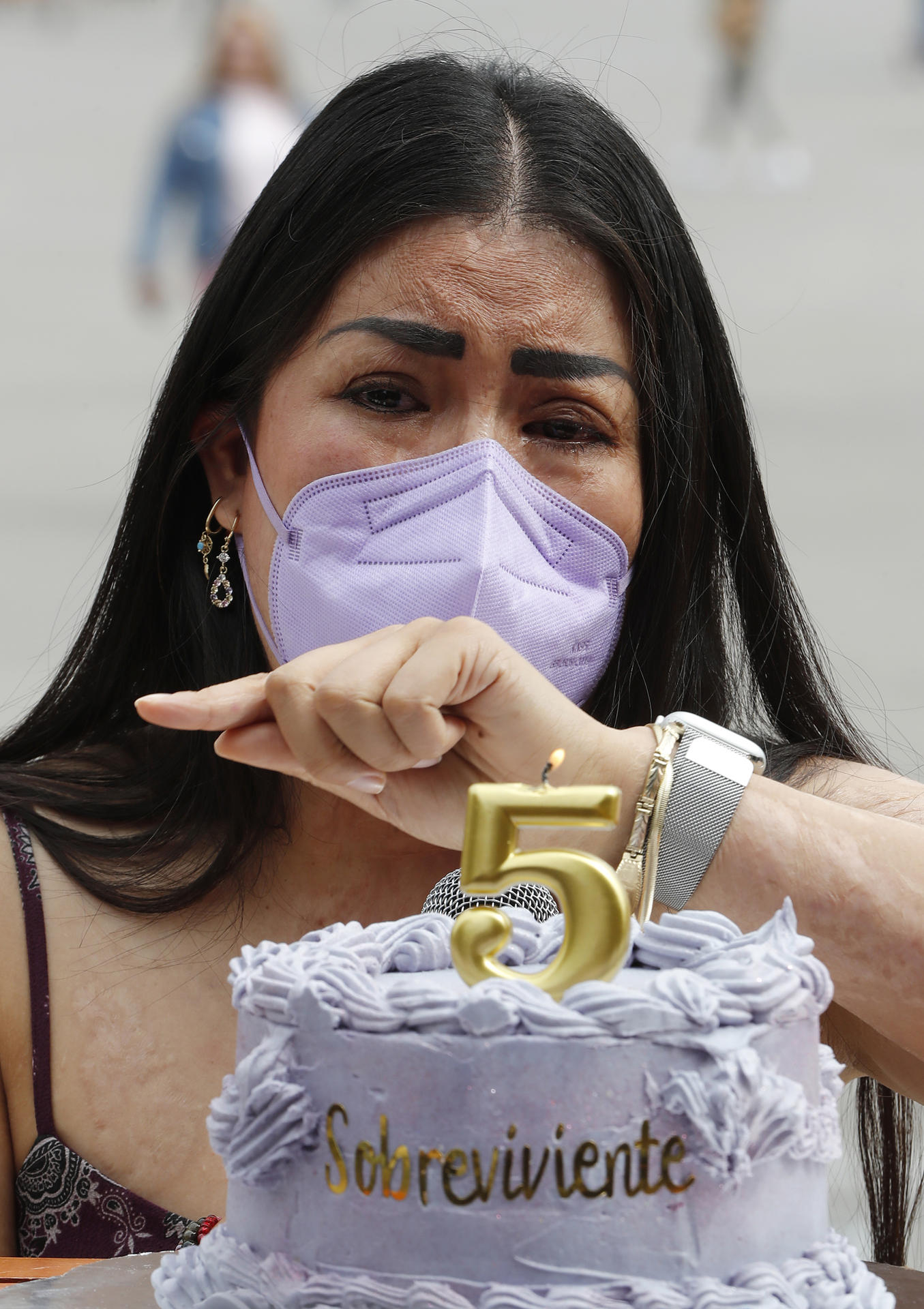 La saxofonista mexicana María Elena Ríos, victima de un ataque con ácido, habla durante una rueda de prensa este lunes, en el Zócalo de Ciudad de México (México). EFE/Mario Guzmán
