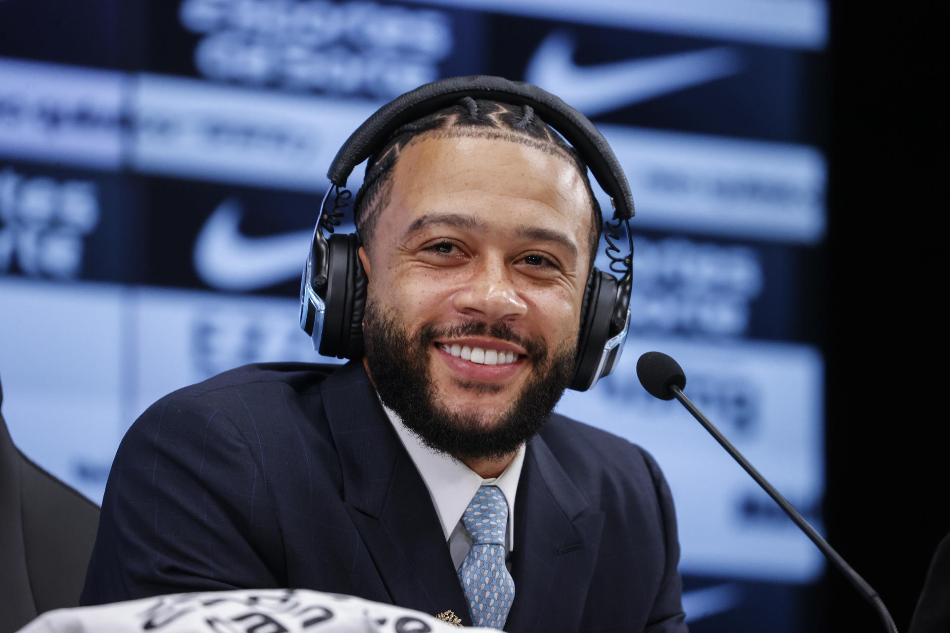 El futbolista neerlandés Memphis Depay, participa en una rueda de prensa este jueves en el estadio Neo Química Arena, sede del club Corinthians.EFE/ Sebastião Moreira
