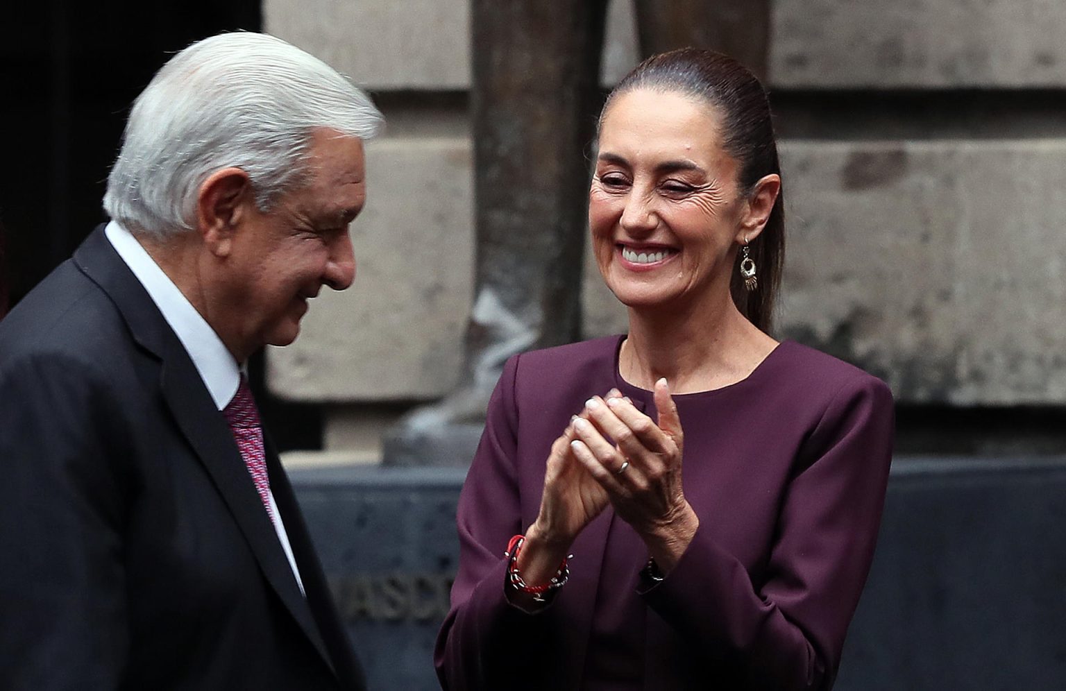 El presidente de México, Andrés Manuel López Obrador (i), y la presidenta electa de México, Claudia Sheinbaum, participan en un acto protocolario en la Secretaria de Educación Pública en Ciudad de México (México). EFE/Mario Guzmán