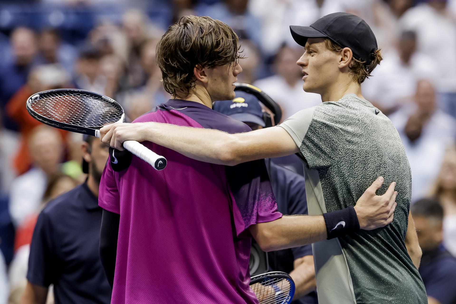 El tenista italiano Jannik Sinner (d) fue registrado este viernes, 6 de septiembre, al saludar al británico Jack Draper (c), luego de vencerlo en una de las semifinales del Abierto de Estados Unidos, en el estadio Arthur Ashe del complejo USTA Billie Jean King National Tennis Center, en Flushing Meadows (Nueva York, EE.UU.). EFE/CJ Gunther
