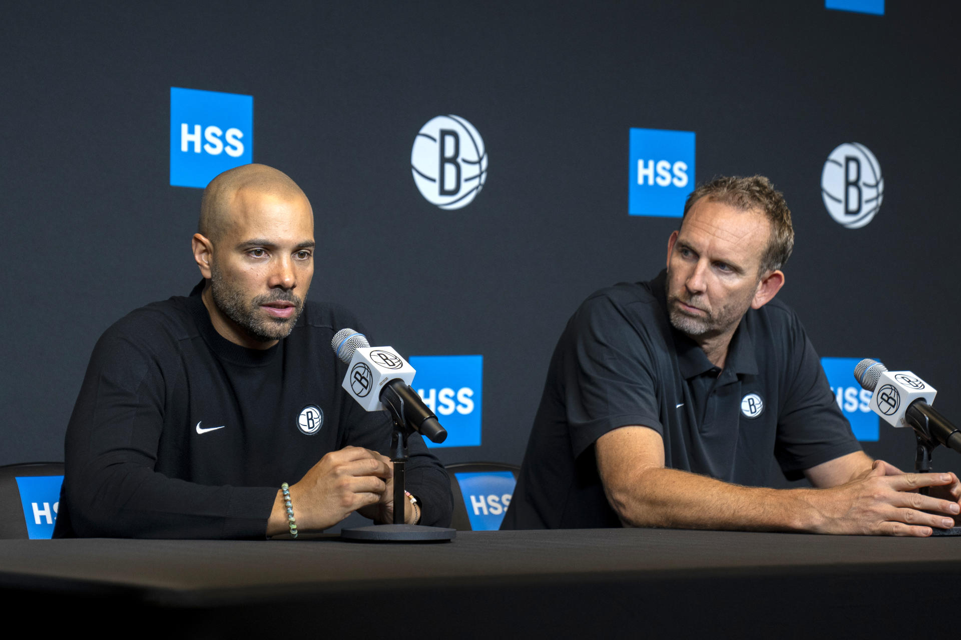 El entrenador de baloncesto Jordi Fernández (i) habla junto al gerente general de los Brooklyn Nets, Sean Marks, durante una rueda de prensa en Nueva York (EE.UU.). EFE/Ángel Colmenares
