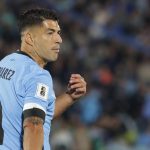 Luis Suárez, delantero y capitán de Uruguay, fue registrado este viernes, 6 de septiembre, durante un partido contra Paraguay por la fecha 7 de las eliminatorias suramericanas al Mundial FIFA de 2026, en el estadio Centenario en Montevideo (Uruguay). EFE/Gastón Britos