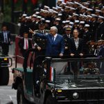 El presidente de México, Andrés Manuel López Obrador (i), y su sucesora Claudia Sheinbaum (d) pasan revista durante la conmemoración del 177 aniversario de la gesta de los Niños Héroes este viernes, en la Ciudad de México (México). EFE/ Sáshenka Gutiérrez