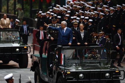 El presidente de México, Andrés Manuel López Obrador (i), y su sucesora Claudia Sheinbaum (d) pasan revista durante la conmemoración del 177 aniversario de la gesta de los Niños Héroes este viernes, en la Ciudad de México (México). EFE/ Sáshenka Gutiérrez