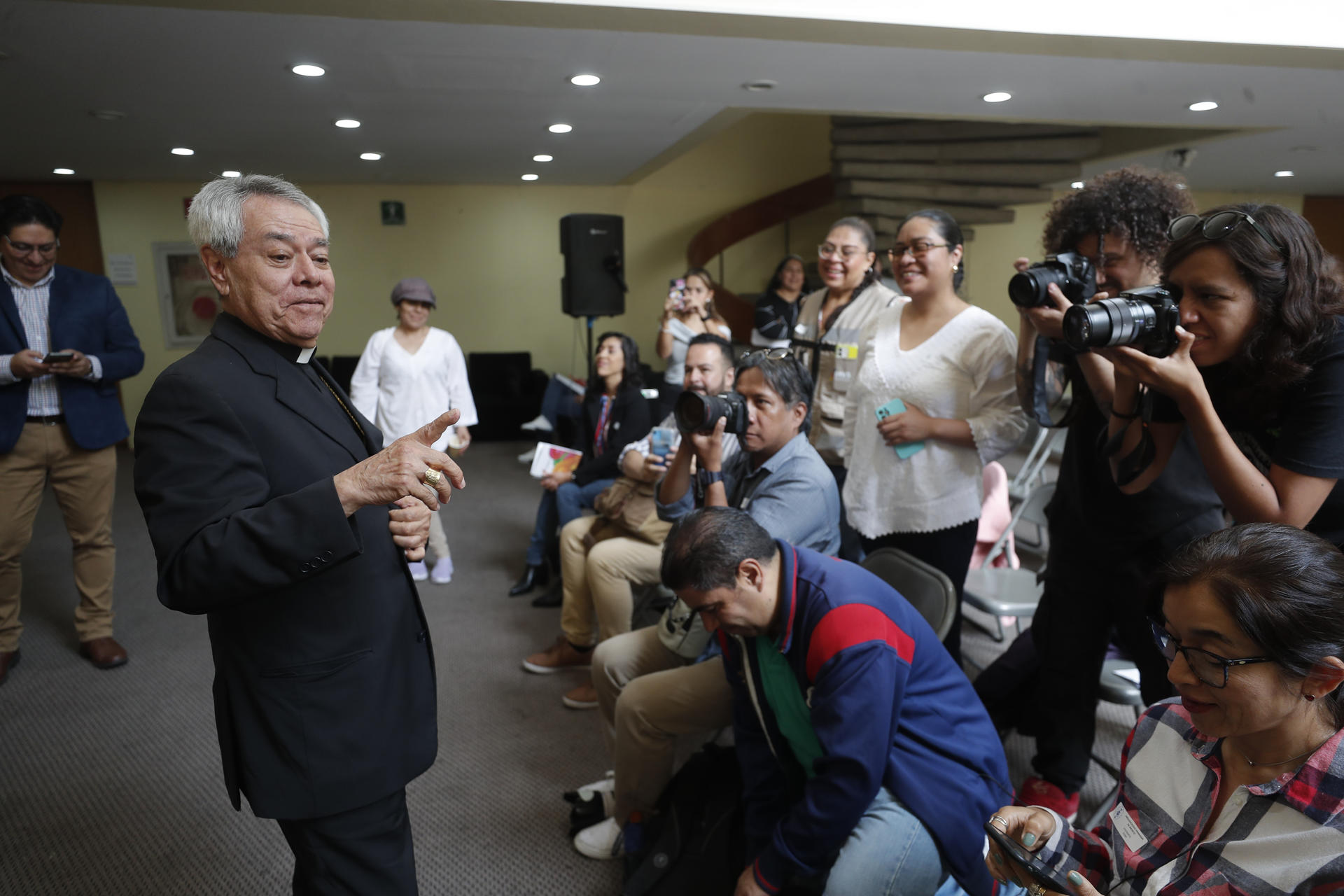 El responsable de la Dimensión Pastoral Educativa del Episcopado Mexicano, Alfonso Cortés Contreras, habla durante una rueda de prensa este martes, en la Ciudad de México (México). EFE/ Isaac Esquivel
