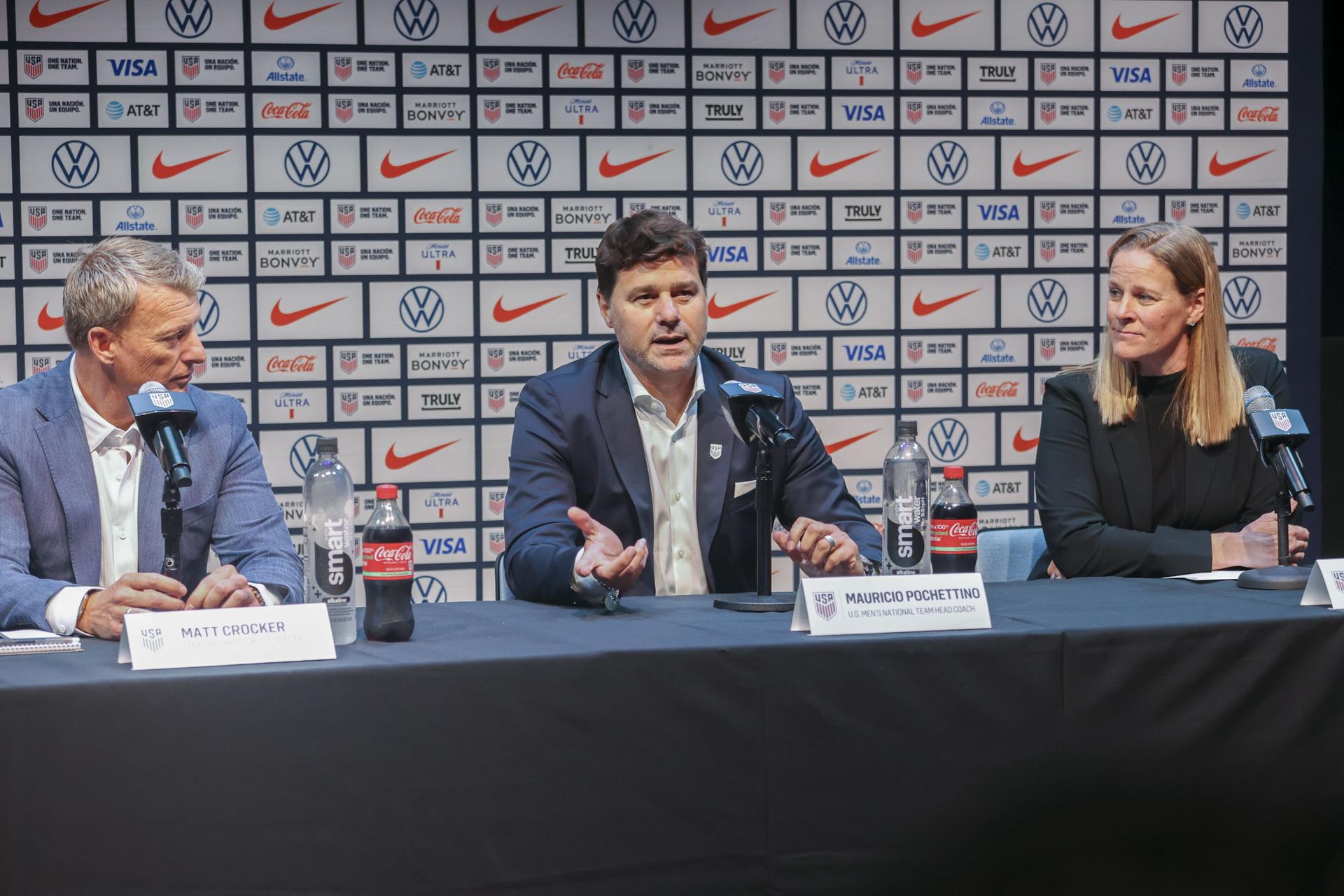 Mauricio Pochettino (C) habla este viernes junto a la presidenta de la Federación de Fútbol de Estados Unidos, Cindy Parlow Cone, y el director deportivo de la Federación de Fútbol de Estados Unidos, Matt Crocker (i), durante su presentación en Nueva York como nuevo seleccionador de Estados Unidos. EFE/EPA/SARAH YENESEL
