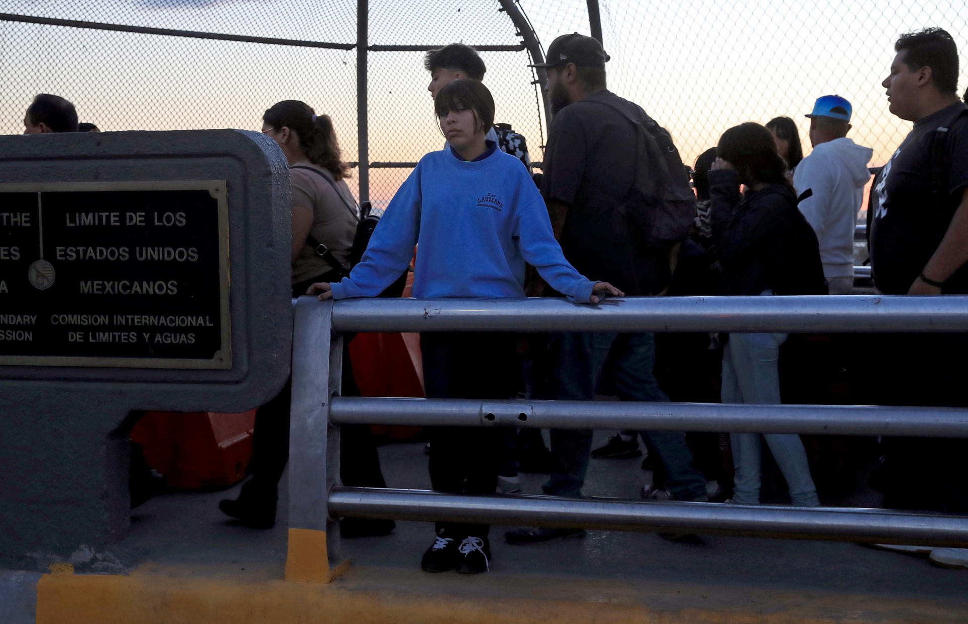 Personas realizan una fila en el puente internacional paso del norte para conmemorar el 23 aniversario de los atentados del 11 de septiembre del 2001, este miércoles en Ciudad Juárez (México). EFE/Luis Torres.
