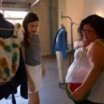 Fotografía de unas mujeres hispanas que trabajan en una tienda de ropa. EFE/Felipe Chacón