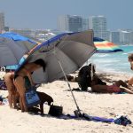 Turistas toman el sol en una playa en el balneario de Cancún (México). Imagen de archivo. EFE/ Alonso Cupul