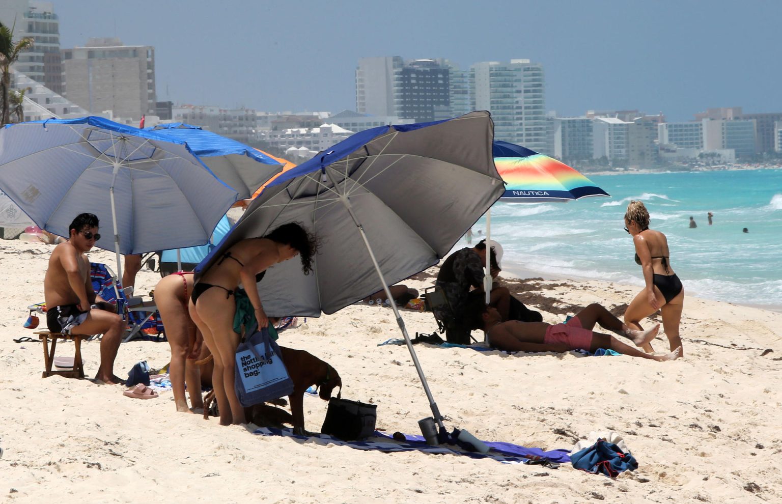 Turistas toman el sol en una playa en el balneario de Cancún (México). Imagen de archivo. EFE/ Alonso Cupul