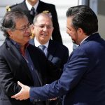 Fotografía cedida por la Secretaría de Relaciones Exteriores (SRE) del director general del Instituto Mexicano del Seguro Social (IMSS), Zoé Robledo (d), saludando al presidente de Colombia, Gustavo Petro durante su arribo este lunes, en Ciudad de México (México). EFE/ Secretaría de Relaciones Exteriores /SOLO USO EDITORIAL/SOLO DISPONIBLE PARA ILUSTRAR LA NOTICIA QUE ACOMPAÑA (CRÉDITO OBLIGATORIO)