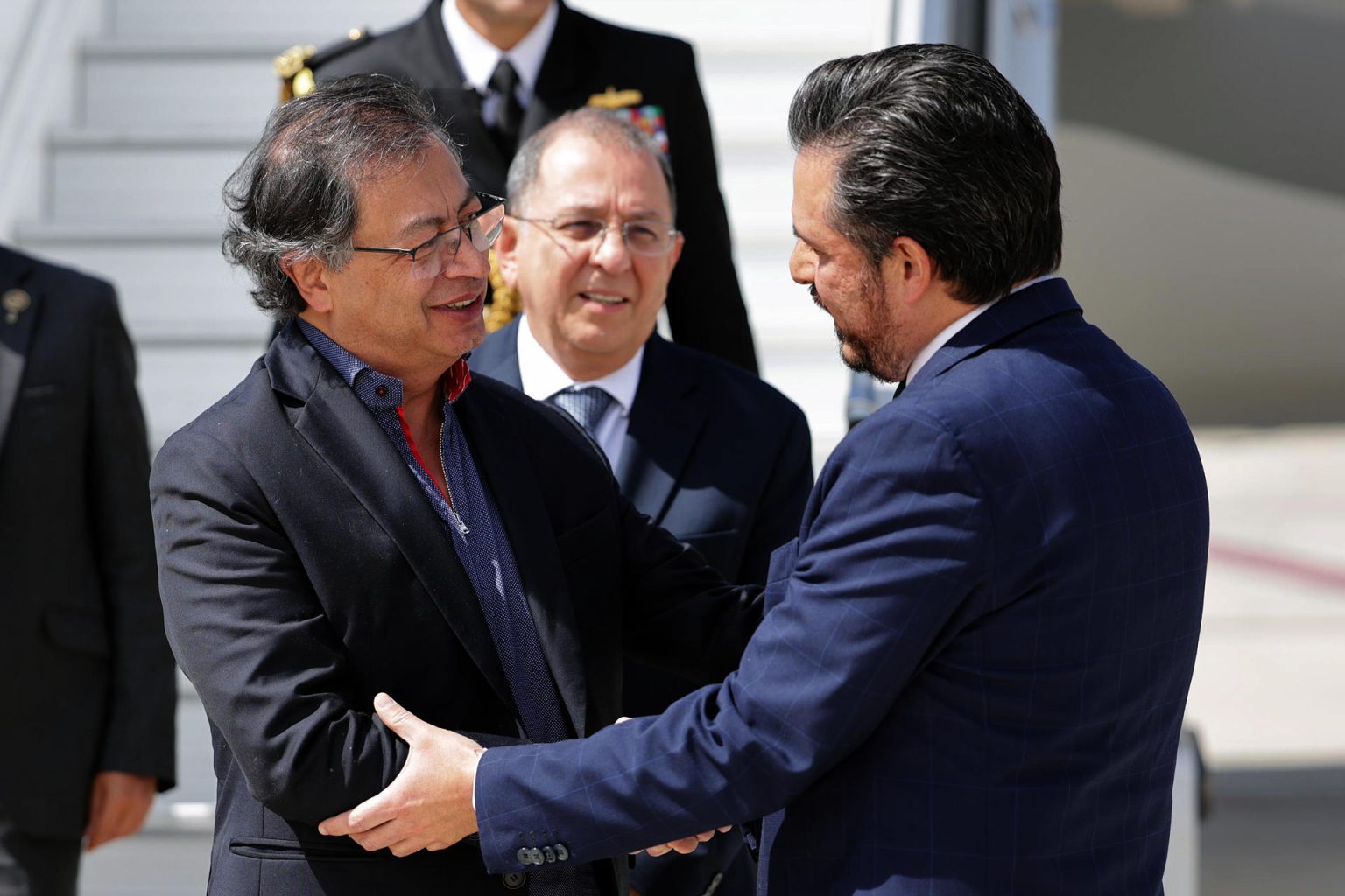 Fotografía cedida por la Secretaría de Relaciones Exteriores (SRE) del director general del Instituto Mexicano del Seguro Social (IMSS), Zoé Robledo (d), saludando al presidente de Colombia, Gustavo Petro durante su arribo este lunes, en Ciudad de México (México). EFE/ Secretaría de Relaciones Exteriores /SOLO USO EDITORIAL/SOLO DISPONIBLE PARA ILUSTRAR LA NOTICIA QUE ACOMPAÑA (CRÉDITO OBLIGATORIO)