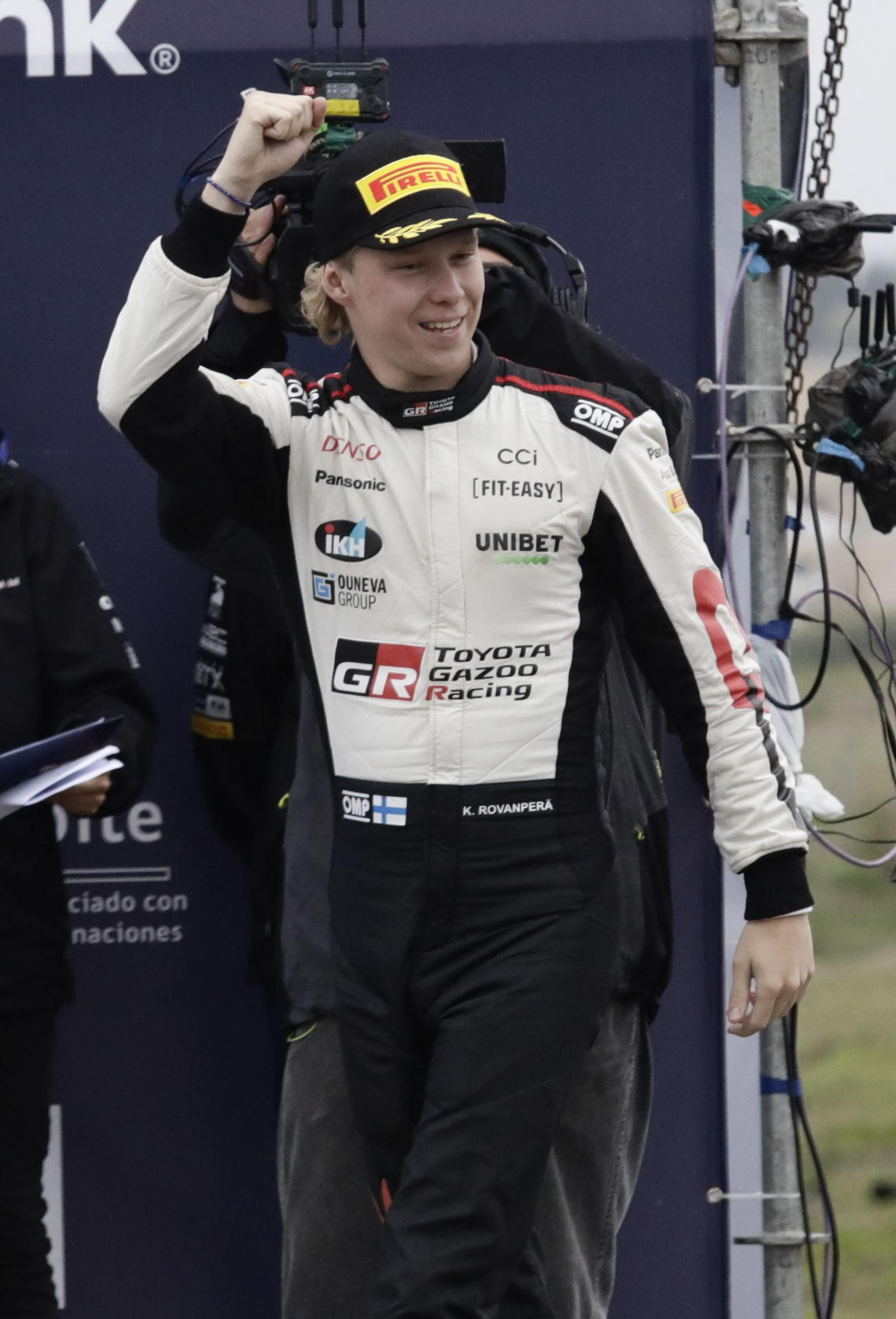 El finlandés Kalle Rovanperä celebra este domingo tras ganar el Campeonato Mundial de Rally  en la ciudad chilena de Concepción. EFE/ Juan González