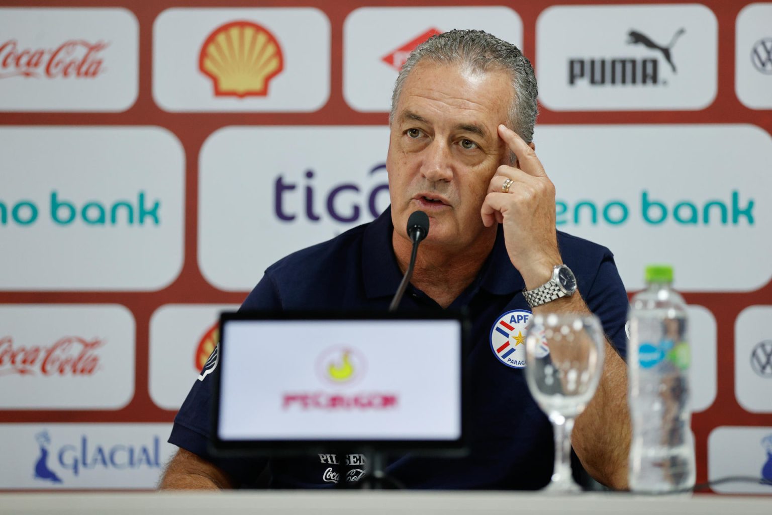 El seleccionador de Paraguay, el argentino Gustavo Alfaro, habló este lunes en Asunción con Periodistas sobre el partido de este 10 de septiembre contra Brasil en el estadio Defensores del Chaco. EFE/ Juan Pablo Pino