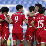 Un Yong Chae (3-d), de Corea del Norte, fue registrada este jueves, 5 de septiembre, al celebrar con varias compañeras de selección, un gol que le anotó a Costa Rica, durante un partido del grupo F del Mundial FIFA femenino sub-20, en el estadio Pascual Guerrero de Cali (Colombia). EFE/Ernesto Guzmán Jr.