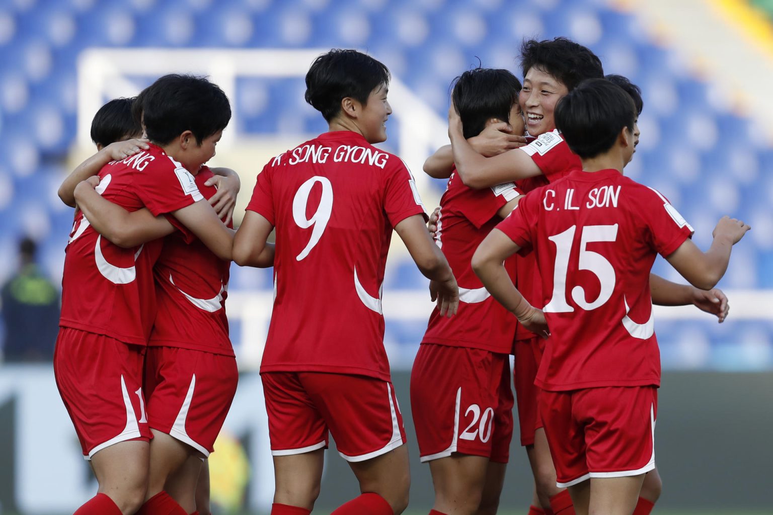 Un Yong Chae (3-d), de Corea del Norte, fue registrada este jueves, 5 de septiembre, al celebrar con varias compañeras de selección, un gol que le anotó a Costa Rica, durante un partido del grupo F del Mundial FIFA femenino sub-20, en el estadio Pascual Guerrero de Cali (Colombia). EFE/Ernesto Guzmán Jr.