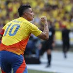 James Rodríguez, centrocampista y capitán de Colombia, fue registrado este martes, 10 de septiembre, al celebrar un gol que Yerson Mosquera le anotó a Argentina, durante la jornada 8 de las eliminatorias suramericanas al Mundial FIFA de 2026, en el estadio Metropolitano de Barranquilla (Colombia). EFE/Mauricio Dueñas