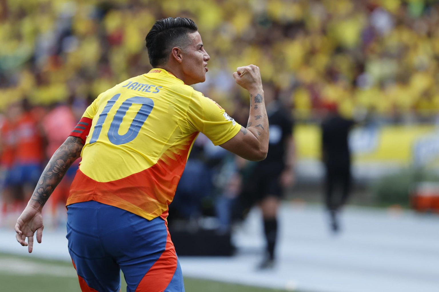 James Rodríguez, centrocampista y capitán de Colombia, fue registrado este martes, 10 de septiembre, al celebrar un gol que Yerson Mosquera le anotó a Argentina, durante la jornada 8 de las eliminatorias suramericanas al Mundial FIFA de 2026, en el estadio Metropolitano de Barranquilla (Colombia). EFE/Mauricio Dueñas