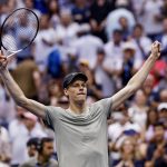 El tenista italiano Jannik Sinner fue registrado este viernes, 6 de septiembre, al celebrar su victoria sobre el británico Jack Draper, al final de una de las semifinales del Abierto de Estados Unidos, en el estadio Arthur Ashe del complejo USTA Billie Jean King National Tennis Center, en Flushing Meadows (Nueva York, EE.UU.). EFE/CJ Gunther