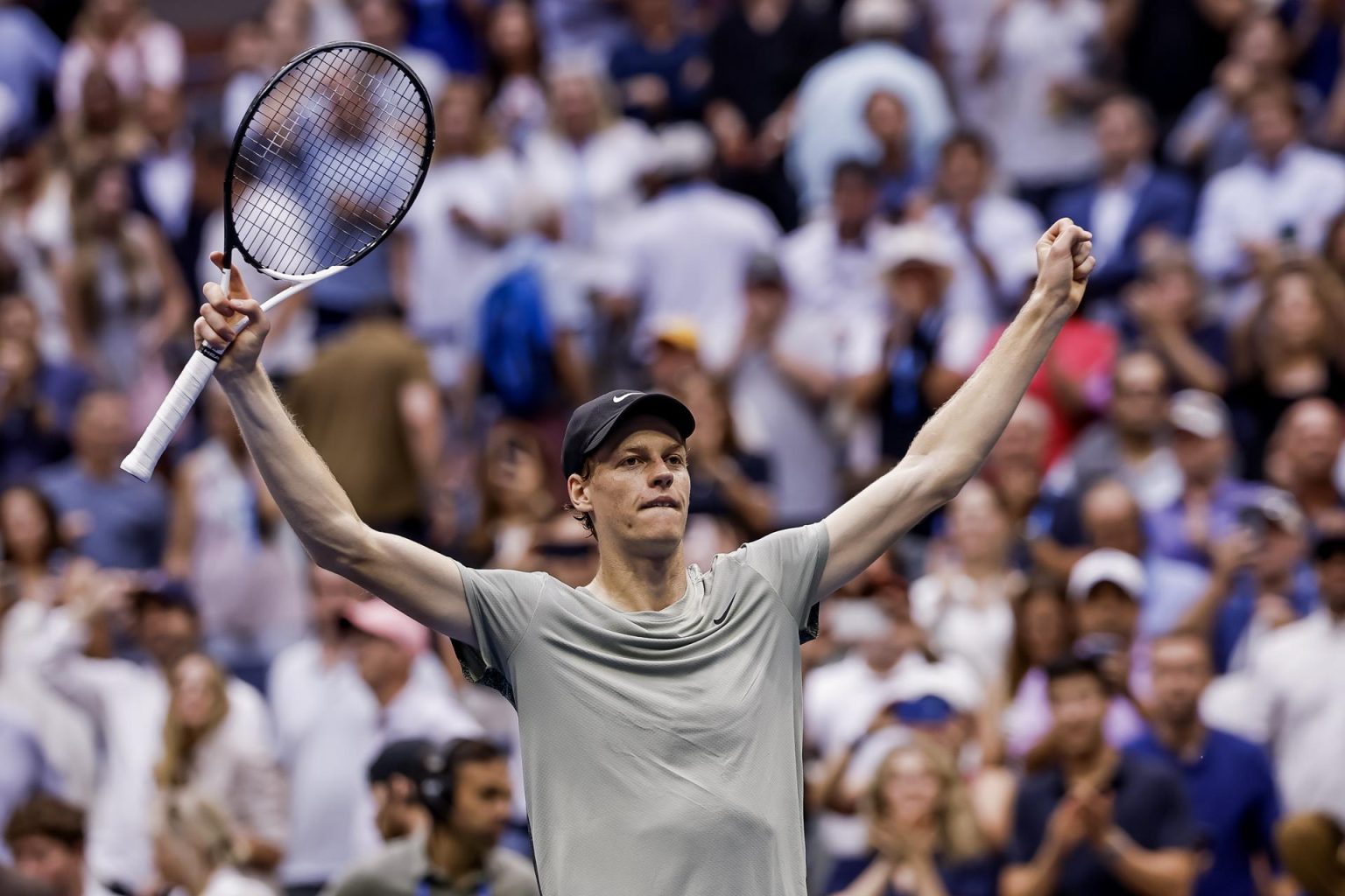 El tenista italiano Jannik Sinner fue registrado este viernes, 6 de septiembre, al celebrar su victoria sobre el británico Jack Draper, al final de una de las semifinales del Abierto de Estados Unidos, en el estadio Arthur Ashe del complejo USTA Billie Jean King National Tennis Center, en Flushing Meadows (Nueva York, EE.UU.). EFE/CJ Gunther