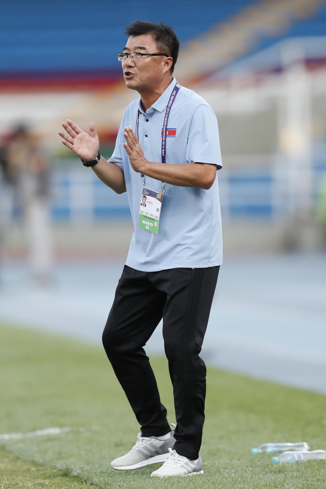 Fotografía de archivo del seleccionador femenino sub-20 de Corea del Norte, Ri Song-Ho, quien este jueves en Medellín espera llevar a sus pupilas a los cuartos de final del Mundial de Colombia.EFE/ Ernesto Guzmán Jr.