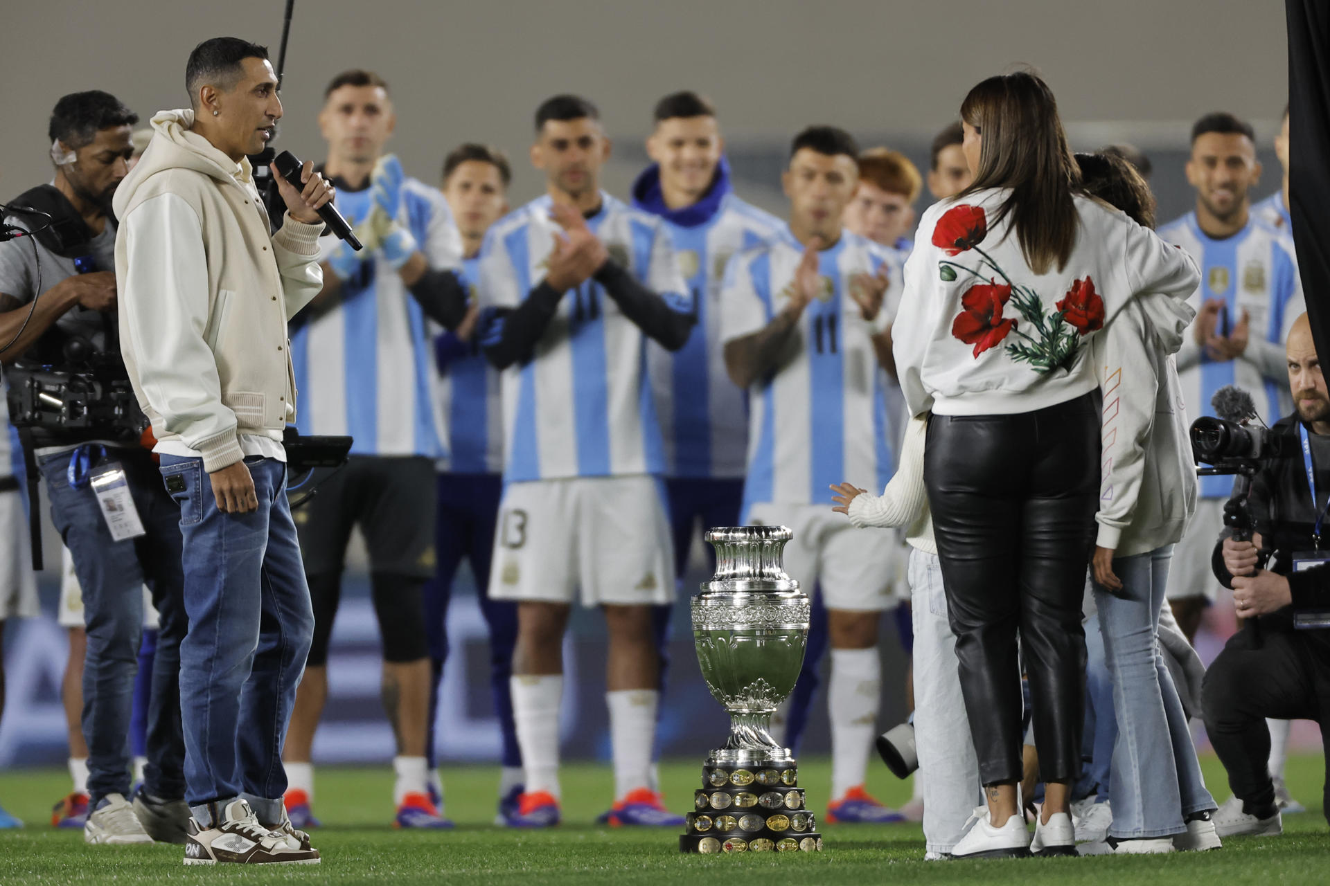 Ángel di María (i) habla junto su familia y a los jugadores de la selección argentina previo a un partido de las eliminatorias sudamericana para el Mundial 2026. EFE/ Juan Ignacio Roncoroni
