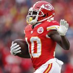 Fotografía de archivo tomada al jugador afroamericano Tyreek Hill quien en la actualidad, como figura de los Dolphins, está en el centro de una polémica por el brutal arresto que sufrió en Miami, según el vídeo que publicó este lunes la policia.