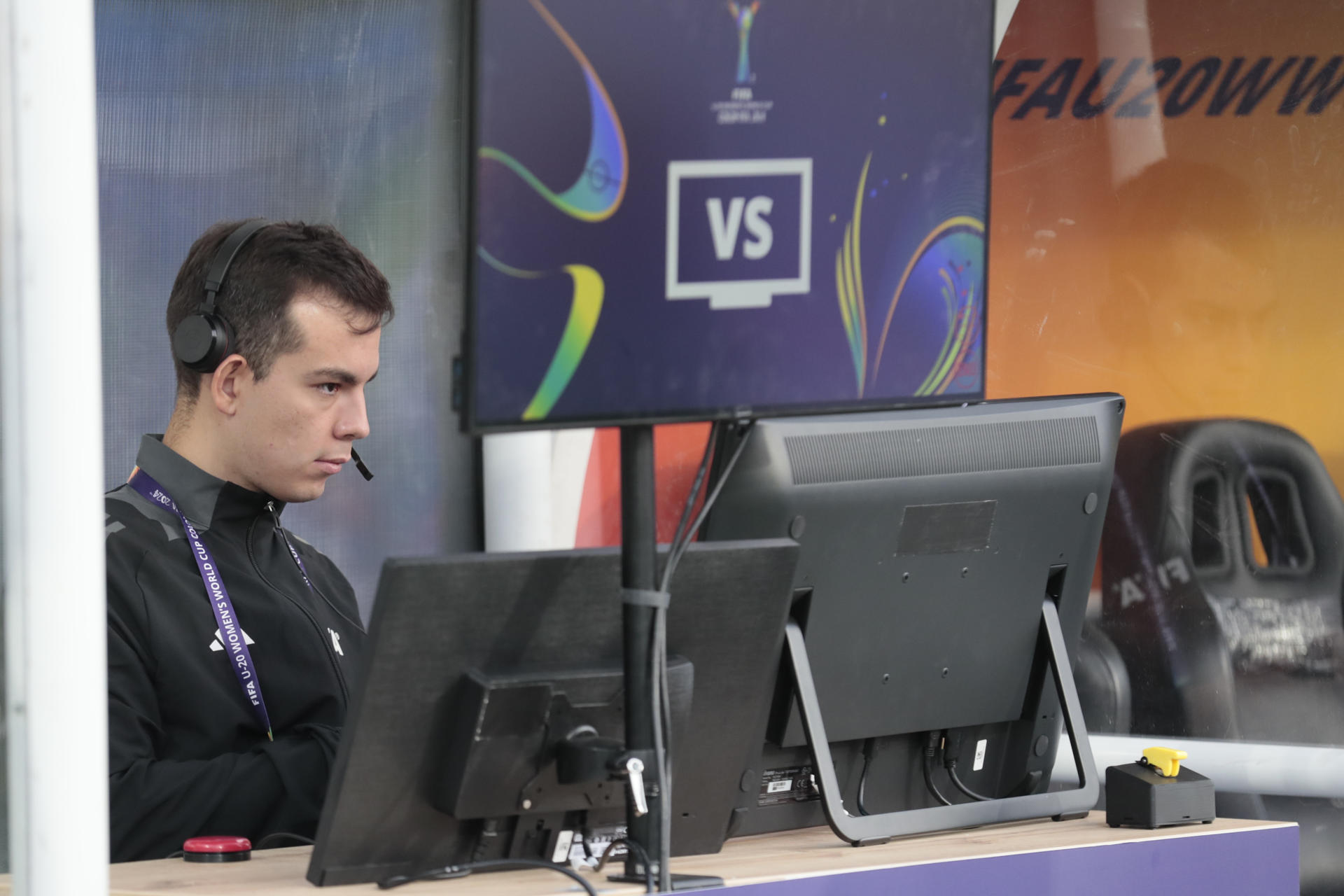 Fotografía del sistema de revisión de video (FSV) en un partido del grupo D de la Copa Mundial Femenina sub-20. EFE/ Carlos Ortega
