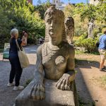 Una persona toma fotografías de las esculturas que decoran el parque Elizabeth Street Garden, el pasado martes en Nueva York (EE.UU.). EFE/Sarah Yáñez-Richards