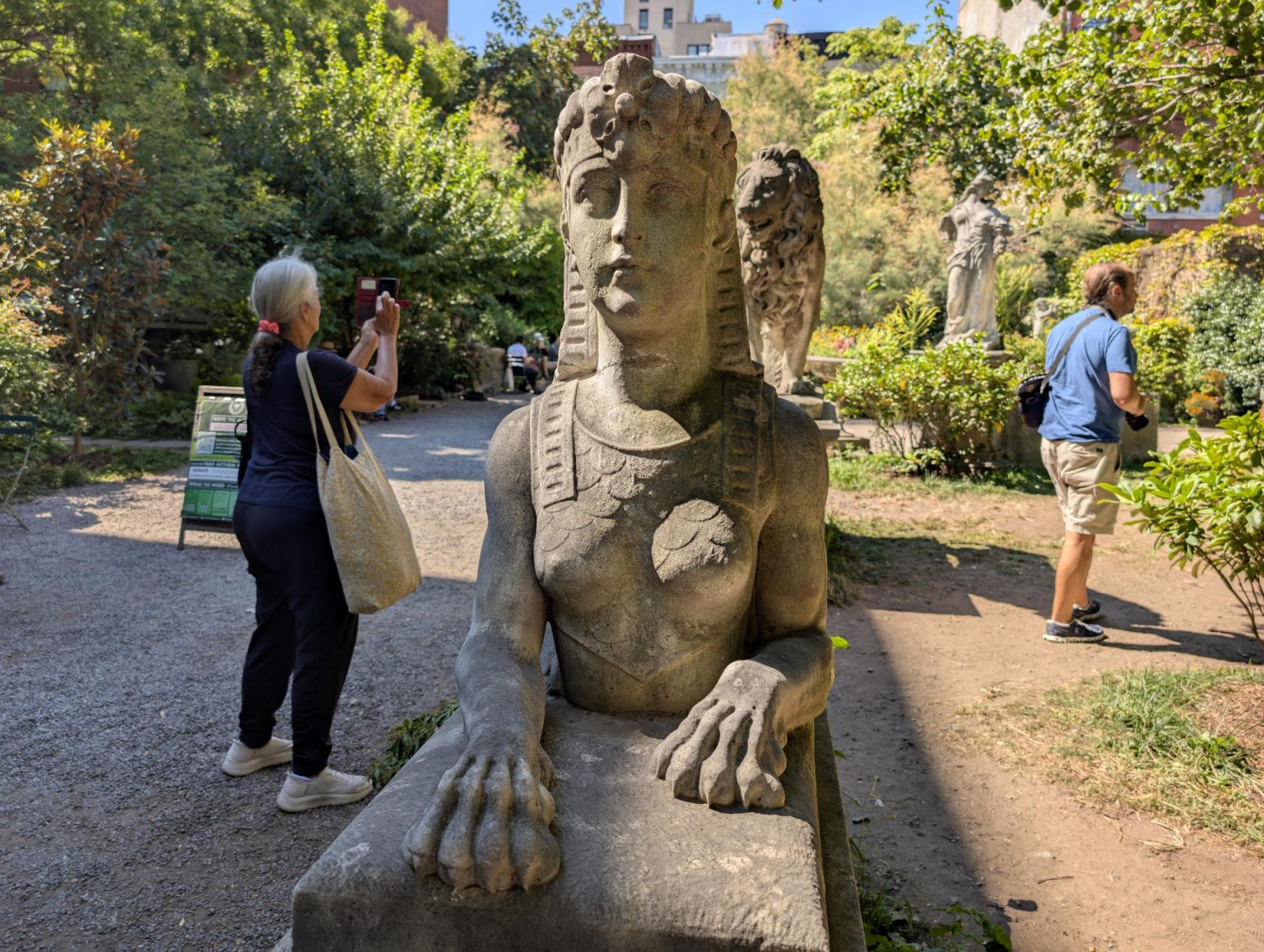 Una persona toma fotografías de las esculturas que decoran el parque Elizabeth Street Garden, el pasado martes en Nueva York (EE.UU.). EFE/Sarah Yáñez-Richards