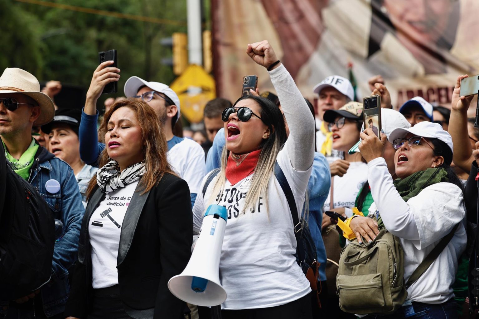 Imagen de archivo de trabajadores del poder judicial de la federación que protestan en los alrededores del Senado de la República, en Ciudad de México (México). EFE/ Sáshenka Gutiérrez