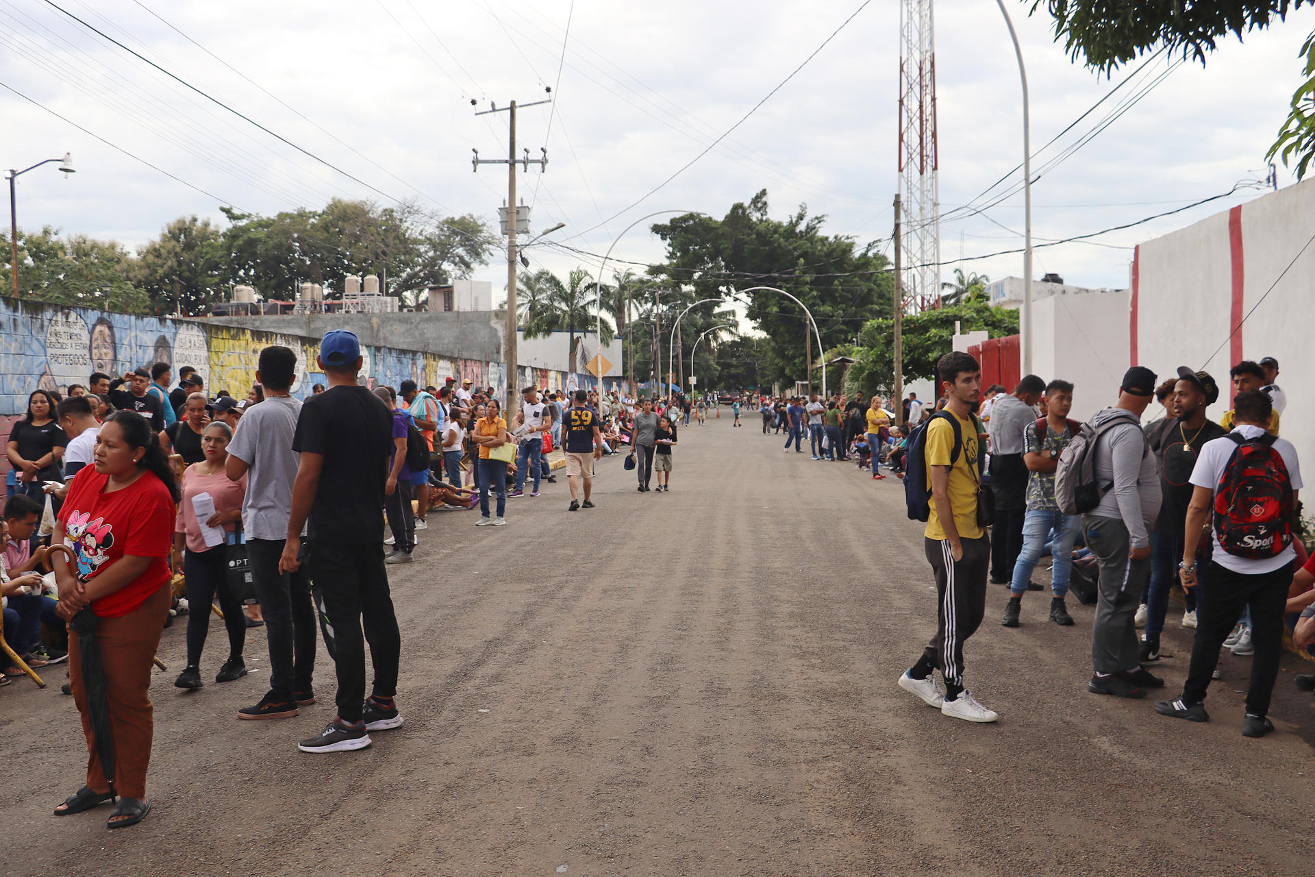 Fotografía de personas esperando resolver su situación migratoria este lunes, en la ciudad de Tapachula, en el estado de Chiapas (México). EFE/Juan Manuel Blanco
