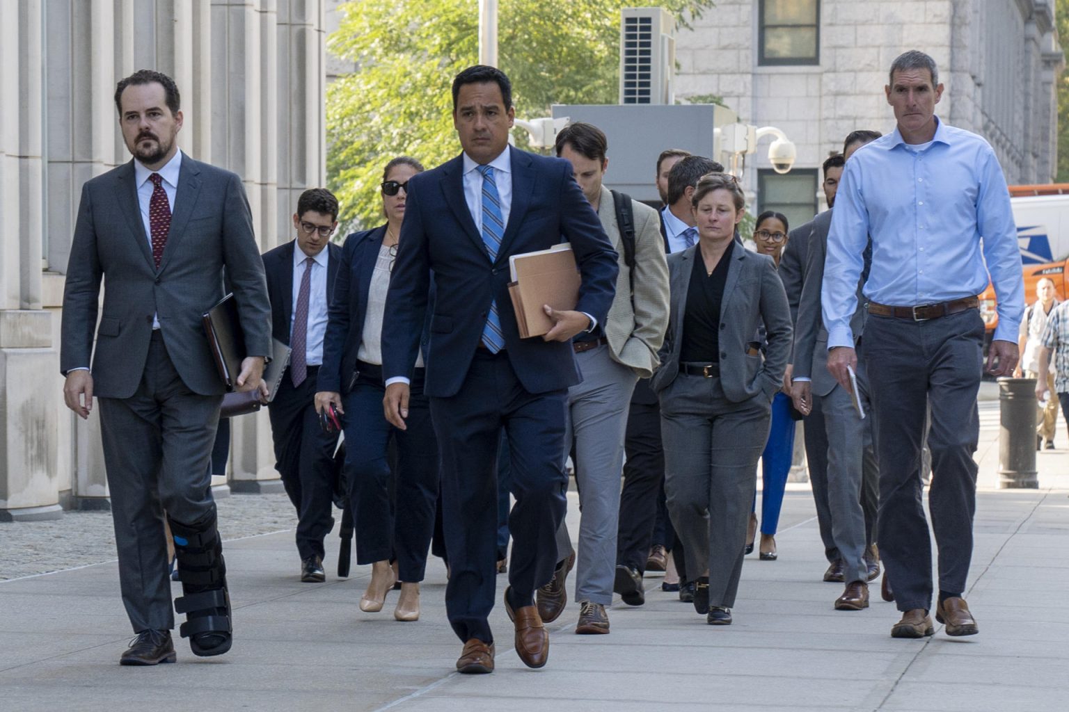 El fiscal de distrito Francisco Navarro (c) llega junto al equipo de fiscales al juicio del narcotraficante Ismael 'El Mayo' Zambada este viernes, en la corte de Brooklyn en Nueva York (EE.UU.). EFE/ Ángel Colmenares