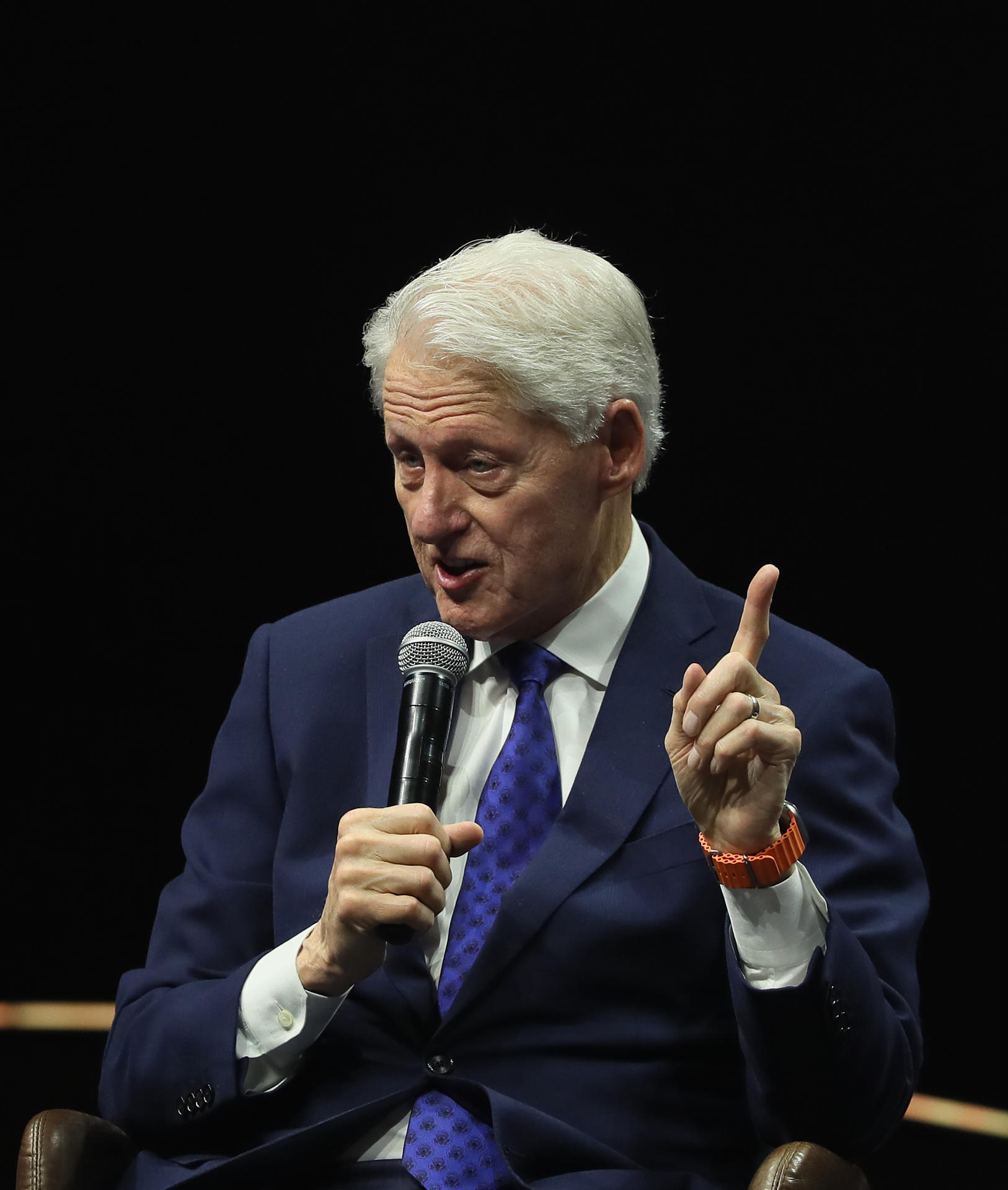 El expresidente estadounidense Bill Clinton habla durante su participación en el foro "México SIglo XXI" en el Auditorio Nacional, este viernes en la Ciudad de México (México). EFE/Mario Guzmán
