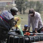 Fotografía de archivo de varias personas rellenando contenedores con gasolina durante la ordeña clandestina de un ducto de la empresa Petróleos Méxicanos (Pemex), en la comunidad de San Francisco Tlaloc, en el municipio de San Matías Tlalancaleca, del estado de Puebla (México). EFE/Alex Cortés