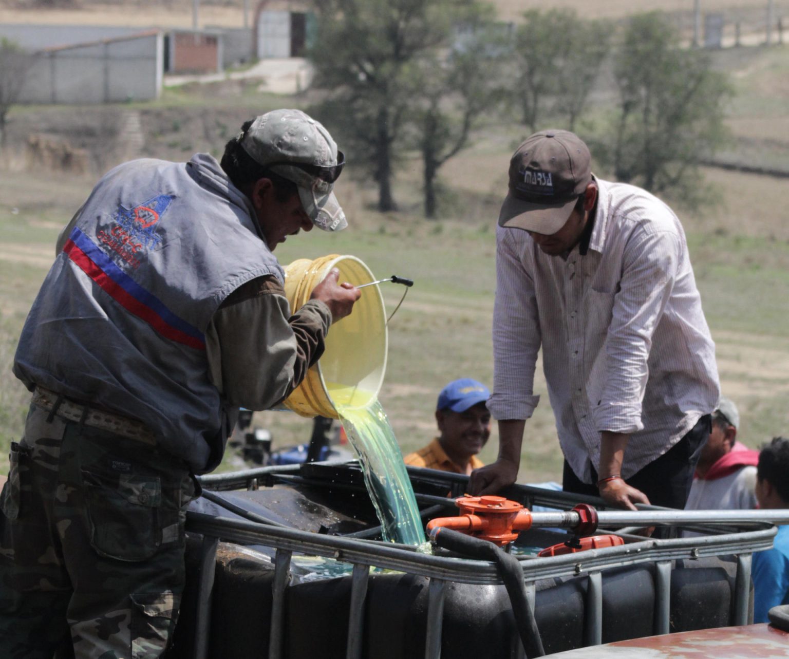 Fotografía de archivo de varias personas rellenando contenedores con gasolina durante la ordeña clandestina de un ducto de la empresa Petróleos Méxicanos (Pemex), en la comunidad de San Francisco Tlaloc, en el municipio de San Matías Tlalancaleca, del estado de Puebla (México). EFE/Alex Cortés