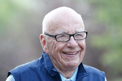 Fotografía de archivo donde aparece el magnate Rupert Murdoch, de 93 años, quien libra esta semana una hermética batalla judicial contra sus tres hijos por el futuro familiar. EFE/Andrew Gombert