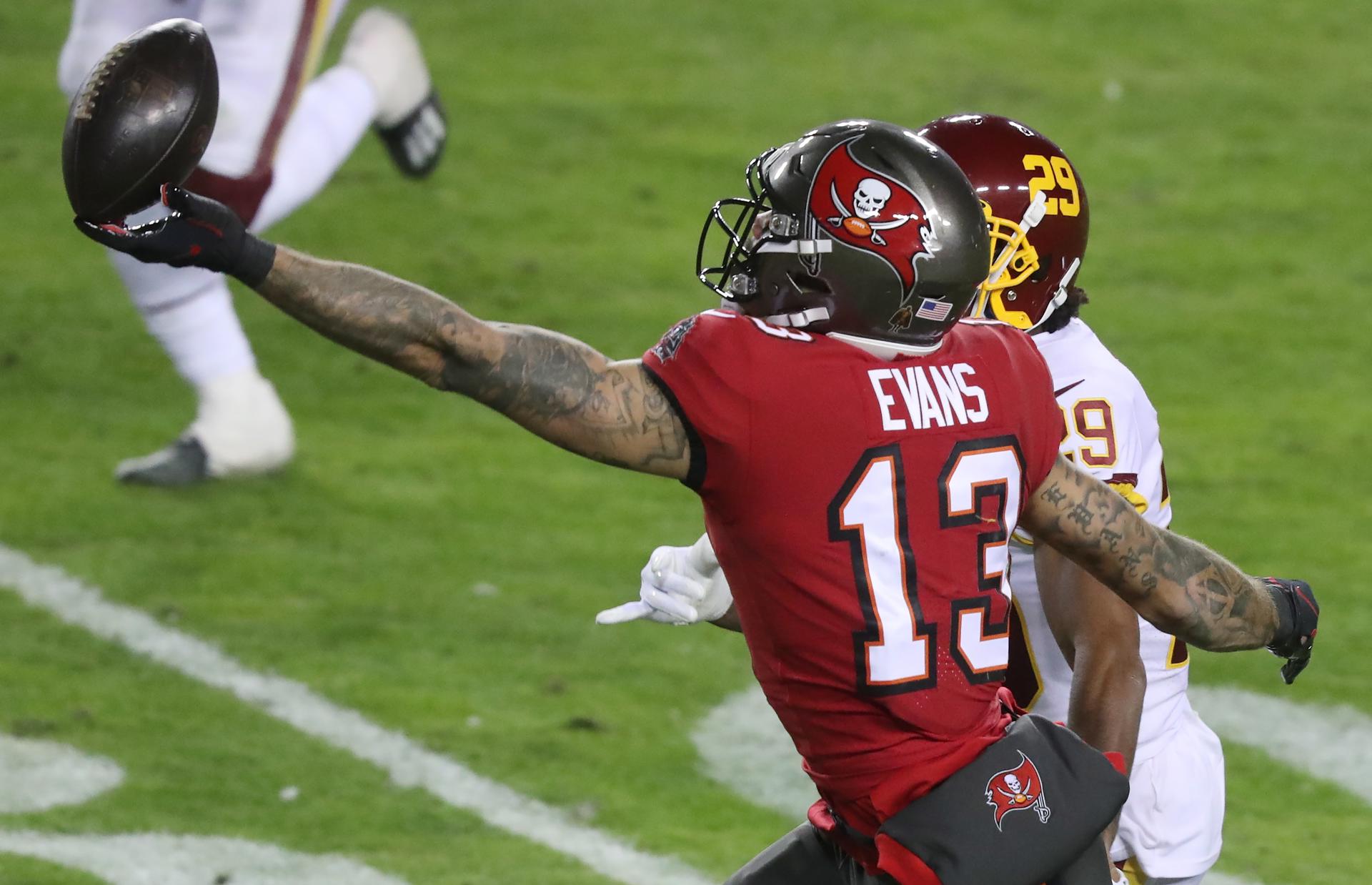 Fotografía de archivo del jugador de los Tampa Bay Buccaneers Mike Evans (i). EFE/MICHAEL REYNOLDS
