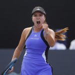 La tenista colombiana Camila Osorio reacciona ante la rusa Kamilla Rakhimova este viernes, durante un partido del torneo Guadalajara Open WTA 500 en el Centro Panamericano de Tenis en Guadalajara, Jalisco (México). EFE/ Francisco Guasco