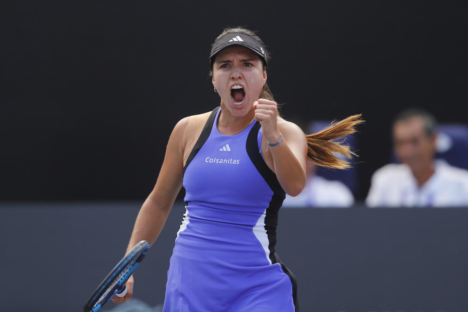 La tenista colombiana Camila Osorio reacciona ante la rusa Kamilla Rakhimova este viernes, durante un partido del torneo Guadalajara Open WTA 500 en el Centro Panamericano de Tenis en Guadalajara, Jalisco (México). EFE/ Francisco Guasco