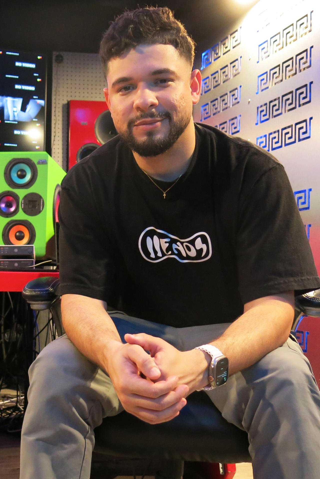 Fotografía del 26 de agosto de 2024 del cantante y productor musical Onell Díaz, posando durante una entrevista con EFE, en Carolina, San Juan (Puerto Rico). EFE/ Jorge J. Muñiz
