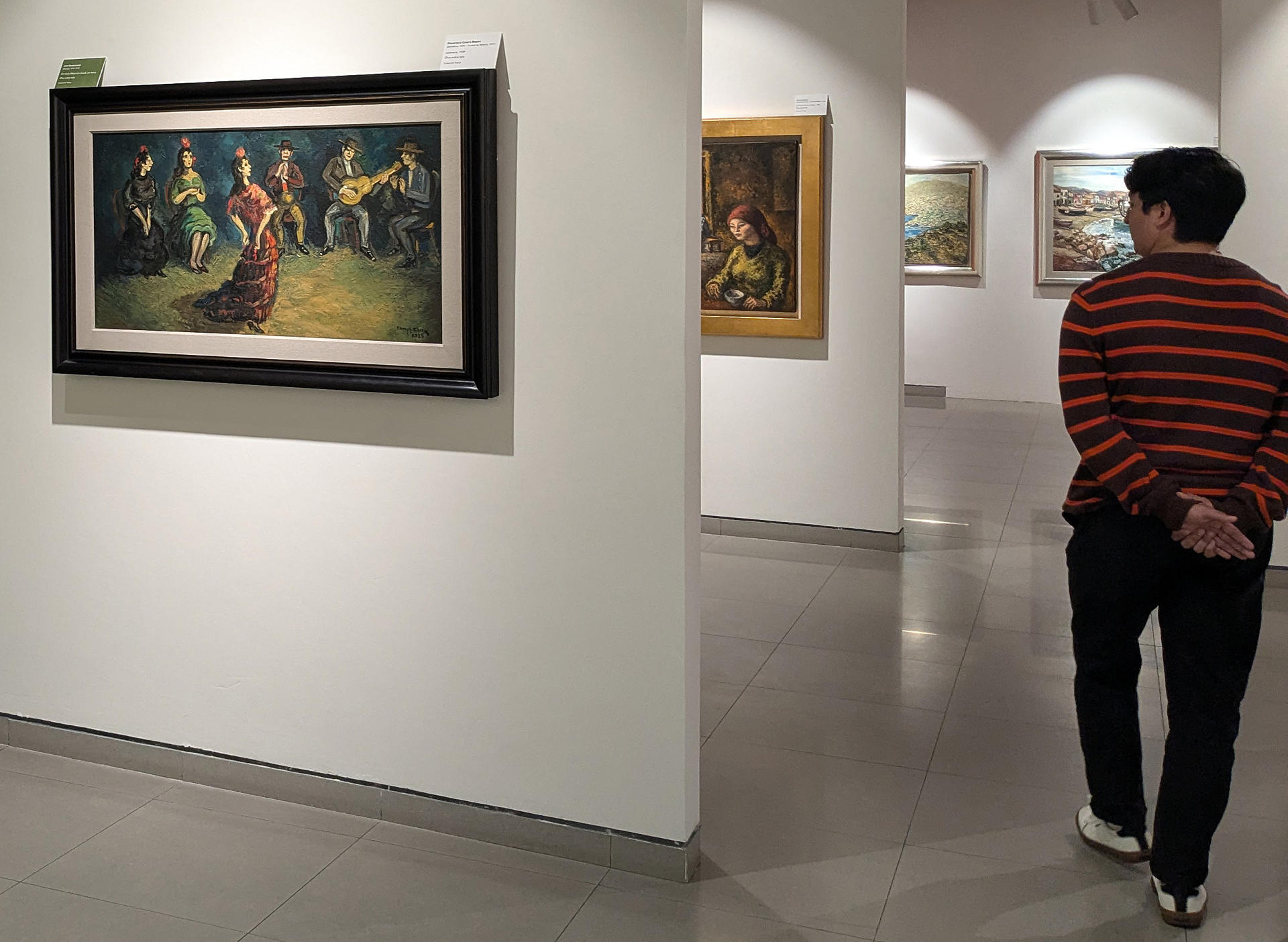 Fotografía del 13 de septiembre de 2024 de una persona observando la exposición 'El Triunfo de la Espiga: 85 años de arte del exilio español', en la ciudad de Xalapa (México). EFE/ Miguel Victoria
