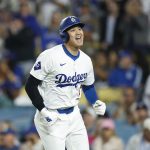 Shohei Ohtani, de Los Angeles Dodgers celebra durante un partido de la Major League Baseball (MLB). EFE/CAROLINE BREHMAN