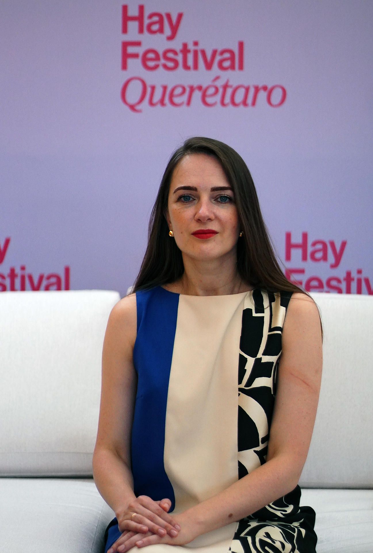 La ucraniana ganadora del Nobel de La Paz 2022, Oleksandra Matviichuk, posa este domingo al término de una entrevista con EFE, en el marco del Hay Festival de Querétaro (México). EFE/Sergio Adrián Ángeles
