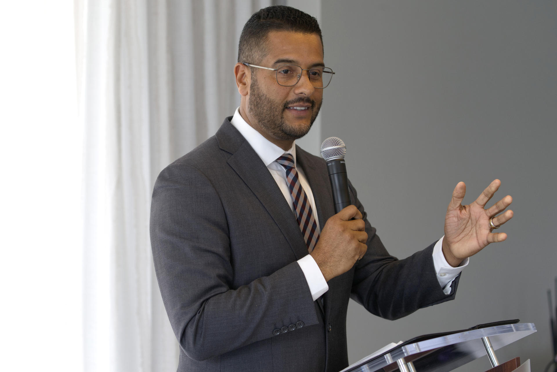 El candidato a la gobernación de Puerto Rico por el Partido Popular Democrático (PPD), Jesús Manuel Ortiz, habla durante un almuerzo empresarial organizado este, lunes por la Cámara de Comercio de España en Puerto Rico, en San Juan (Puerto Rico). EFE/ Thais Llorca
