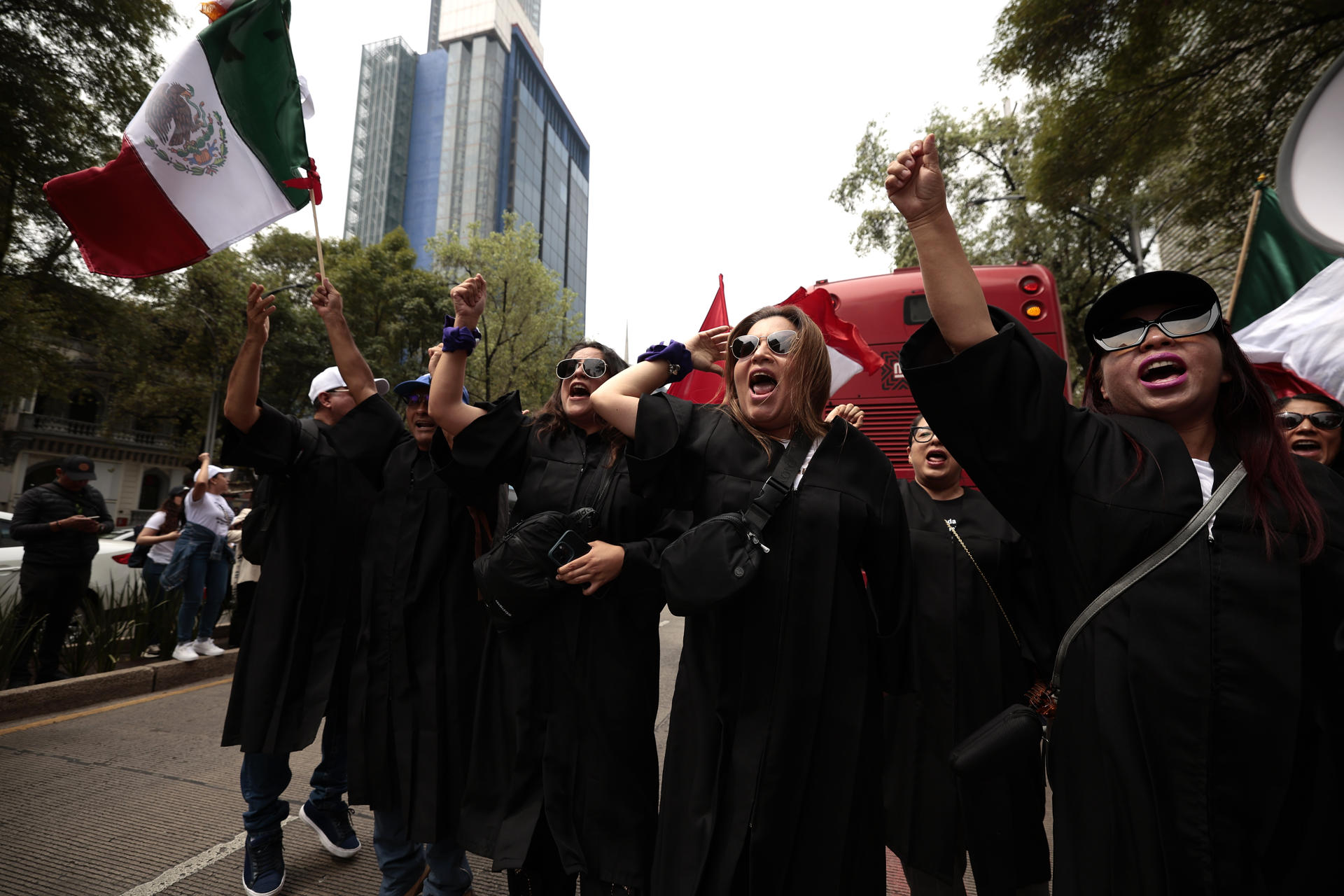 Miles de personas protestan en contra de la reforma judicial este martes, en Ciudad de México (México). EFE/José Méndez
