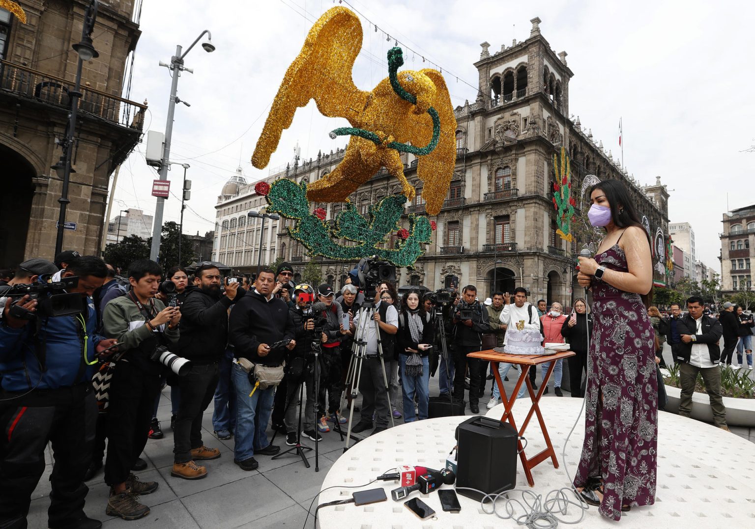 La saxofonista mexicana María Elena Ríos, victima de un ataque con ácido, habla durante una rueda de prensa este lunes, en el Zócalo de Ciudad de México (México). EFE/Mario Guzmán