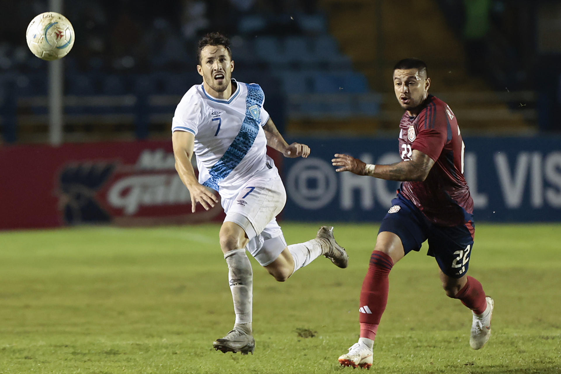 Pasaje del partido que las selecciones de Guatemala y Costa Rica empataron sin goles este lunes por el grupo A de la Liga de Naciones de la Concacaf en el estadio Doroteo Guamuch Flores de Ciudad de Guatemala. EFE/ David Toro
